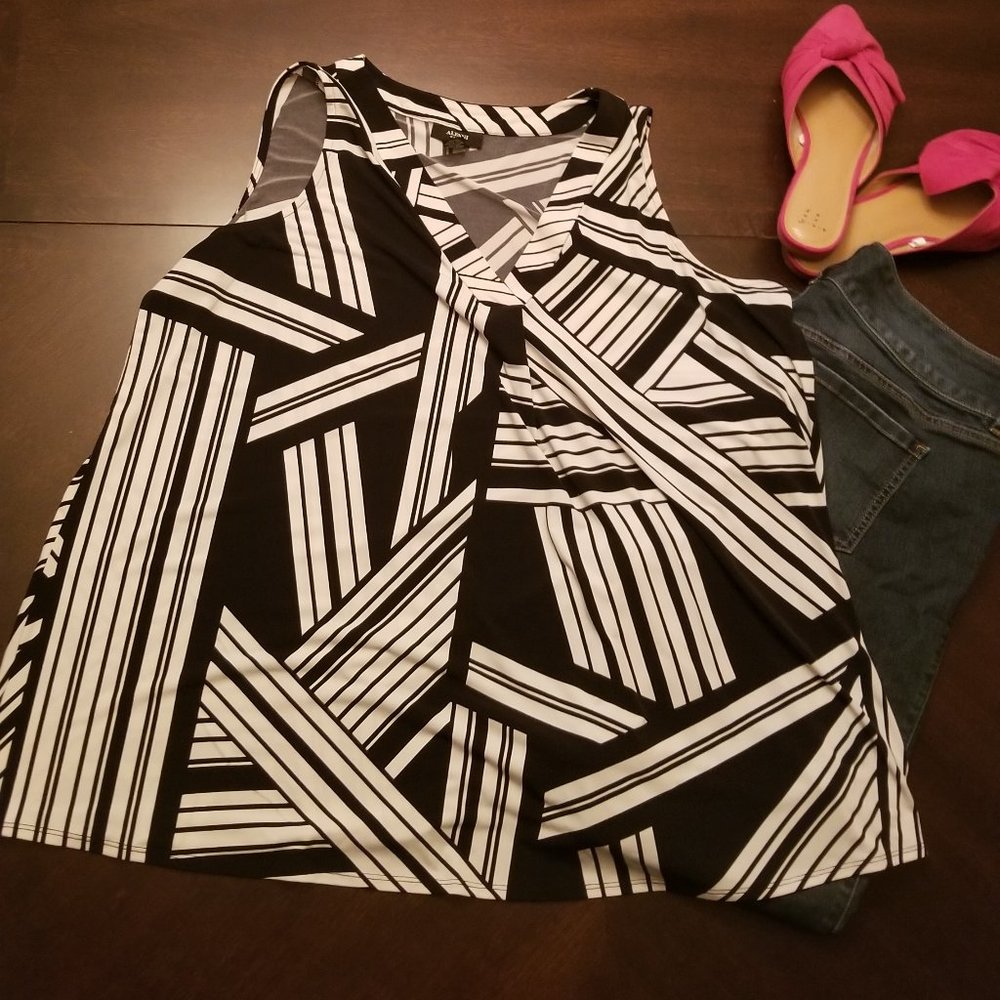 EUC 2/$30, 3/$40 Black & White Alfani Top